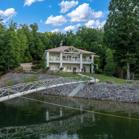900ft of water frontage: Private Spacious Luxury Waterfront Point @ Smith Lake!
