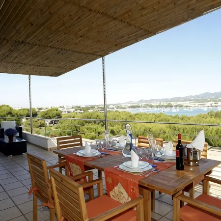 Luxury apartment with beautiful views, private pool and beach access