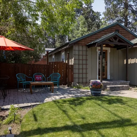 Westside Cottage │Fenced Yards │Hot Tub │One Block to Galveston │Guest Favorite