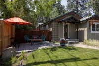 Westside Cottage │Fenced Yards │Hot Tub │One Block to Galveston │Guest Favorite - 4星級