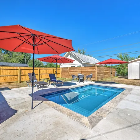.2 mi to Downtown Rogers, Heated pool on Bike Trail, King Bed, Fire table