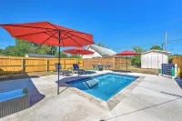 .2 mi to Downtown Rogers, Heated pool on Bike Trail, King Bed, Fire table - 4-Star