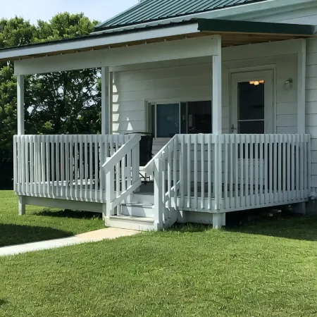 Granny’s House 2 bedroom, 5 miles to ark! Bonus walkthrough space with twin bed.