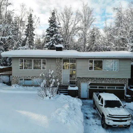 Luxury Alaska Retreat w/ Hot Tub, Rain Shower & Mountain/Ski Views • Sleeps 16
