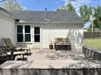 Charming Corner. 1 Block from Tulsa Expo! Big Yard. Dog Friendly! - 홈스테이
