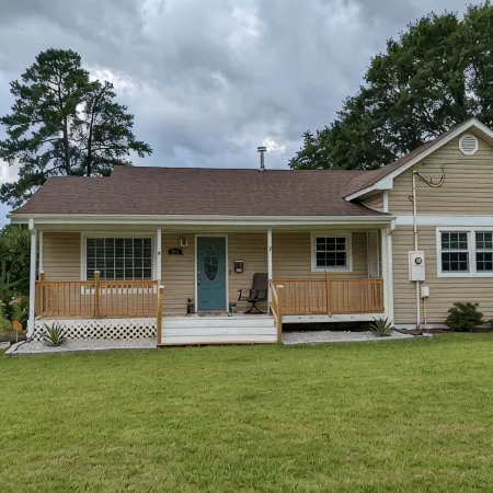 Spacious Family Home with Outdoor Space. One mile to downtown