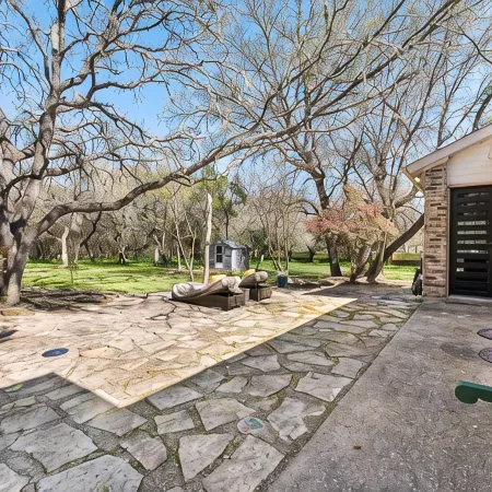 Luxury retreat in prime location close to entertainment, restaurants & shopping