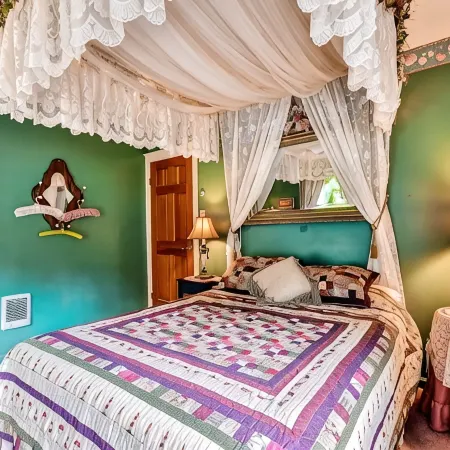 'Astoria Painted Lady' Historic Apt w/ River View!