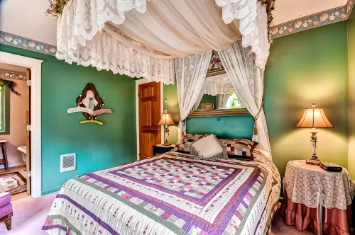 'Astoria Painted Lady' Historic Apt w/ River View! - 3-Star