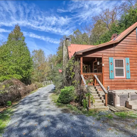 Cozy 2-bedroom cabin with hottub in welcoming Newport with AC, WiFi