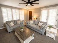 Pet-Friendly 4 Bed Home w/ Pool Access, Patio & Garage – Walk to Dining! - Homestays