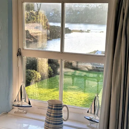 Seaweed Cottage in Fowey overlooking the beach with a garden and a parking space