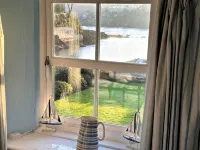 Seaweed Cottage in Fowey overlooking the beach with a garden and a parking space - 4-Star