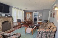 Renovated Bungalow with Cozy Gas Fireplace - Wifi