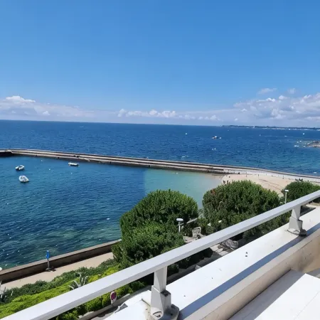 Superb sea view for this apartment in the center of Concarneau with parking.