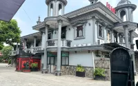 Abah Hotel - parking