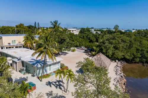 Private Oceanfront Home with 2024 Swim Spa , Paddle-Boards,Kayaks, & Bikes. - 비치