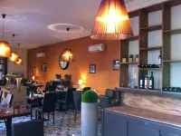 Logis Hotel le Clos des Oliviers فنادق في Bourg-Saint-Andeol