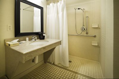 King Mobility/Hearing Accessible Studio W/Tub