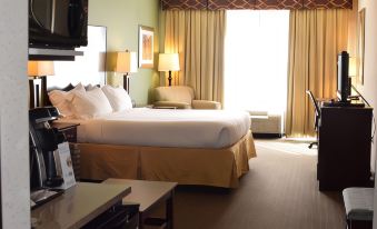 Holiday Inn Express & Suites Pratt