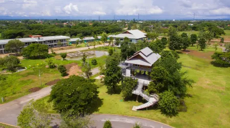 Lampang Green Garden Resort Отели рядом с достопримечательностью «Wat Lampang Klang Tawan Tok»