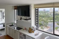 Hawaiian Monarch 1603 Condo by RedAwning