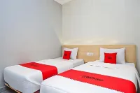 RedDoorz Near Stasiun Batang Hotels in Beji