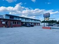 Pamola Motor Lodge Hotels near Millinocket Municipal Airport