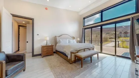 5 Bedrooms 5 1/2 Bath Ski Area Views, Walk to Skiing, Huge Common Space & Decks!