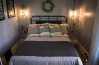 Close to everything! DISCOUNTS for Long Stays- Fully Remodeled