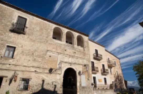 Castello di Altomonte Hotels in 