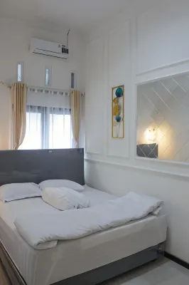 Home Stay Pak Ndan Dekat Masjid Ar-Rahman Hotels in Kepanjenkidul