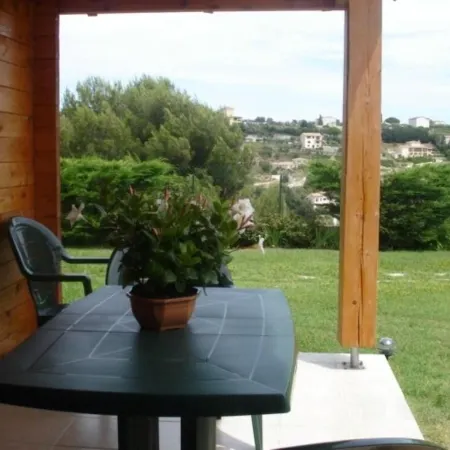 Two-bedroom apartment in the heights of Nice: Small chalet with private garden.