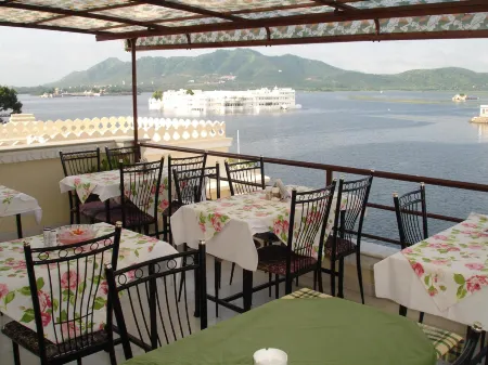 Raj Niwas Отели рядом с достопримечательностью «Fateh Sagar Lake»