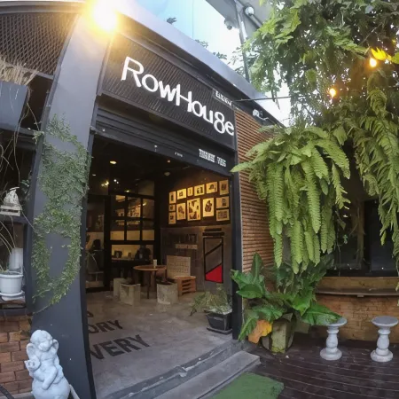Rowhou8e Hostel Hua Hin 106 Отели рядом с достопримечательностью «Вана Нава Водная джунгля Хуа Хин»