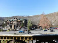 Days Inn & Suites by Wyndham Downtown Gatlinburg Parkway - Family