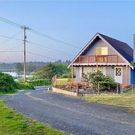 fully fenced Dog yard - Overlooking the Copalis River -