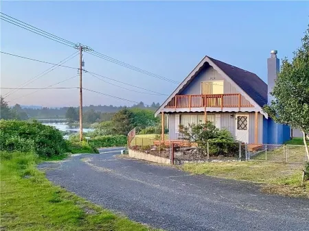 fully fenced Dog yard - Overlooking the Copalis River - Отели в г. Копалис Бич