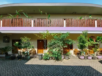 Hotel Gerung 2 near Luwes Mall Nganjuk Mitra RedDoorz Hotel dekat MASJID TIBAN BERBEK NGANJUK