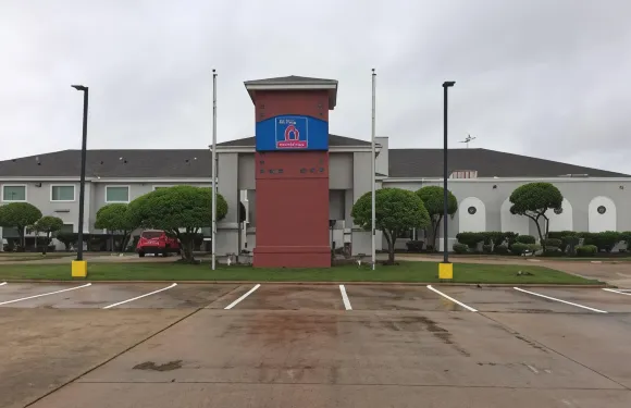 伯利森, 德州6號酒店