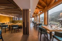 Hotel Ravelli Luxury Spa فنادق في Cogolo