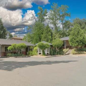Mariposa Lodge
