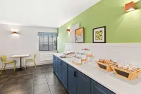 Spark by Hilton Wichita East - Breakfast