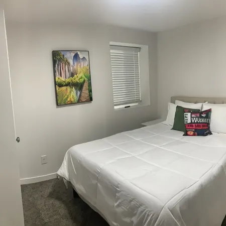 Broadway Charmer, 3 minutes from Downtown and just 13 minutes from the Airport.