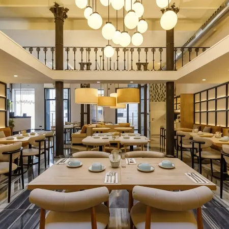 Petit Palace Plaza de la Reina Отели рядом с достопримечательностью «Сьютат Белла»