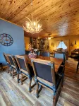 Pinetree Cabin - 4 king beds, stunning views