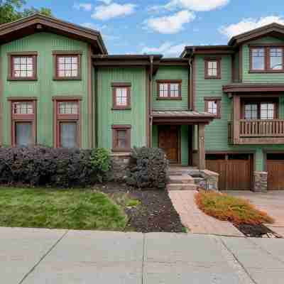 Entire Large Home- Luxe, Walk to Lift & Town! Game Room, Hot Tub Hotel Exterior