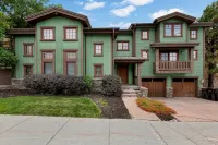 Entire Large Home- Luxe, Walk to Lift & Town! Game Room, Hot Tub - ジャグジー