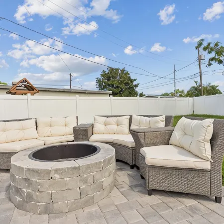 3-bedroom/2Bathroom House with Parking, High Speed WiFi and Large Outdoor Patio