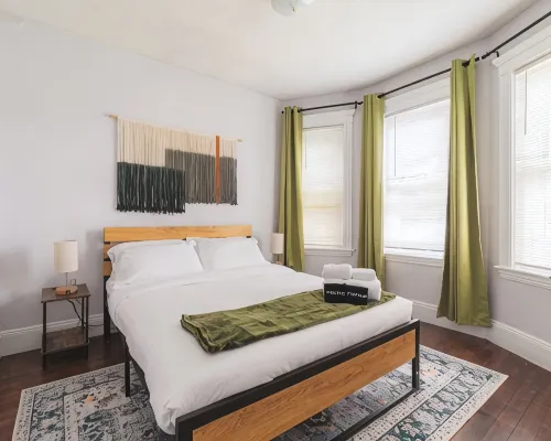 Boston 4BD-5 min walk to Train&Beach/10min-Airport-Free Parking Hotels in Revere